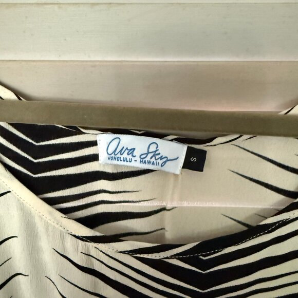 Ava Sky Top, Size S but can fit M or L as runs very large - Picture 4 of 4